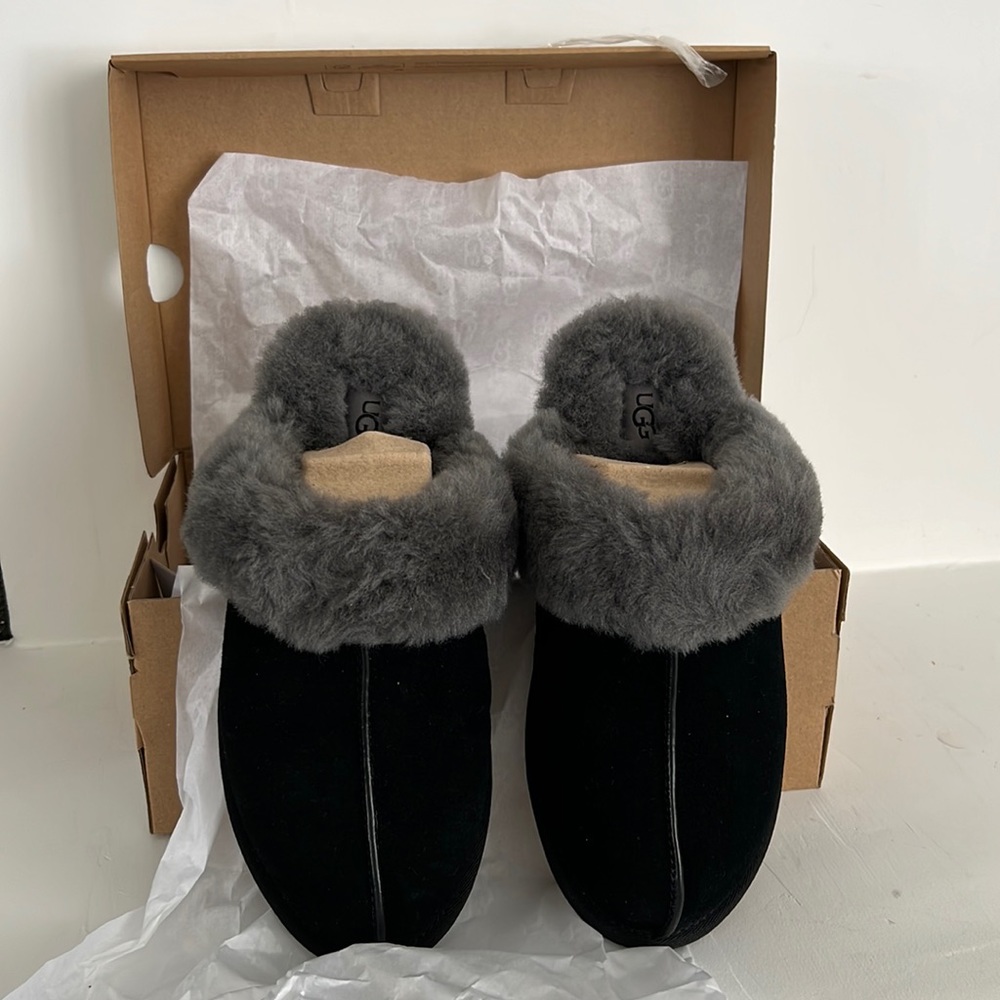 NIB UGG Scuffette Slippers Black